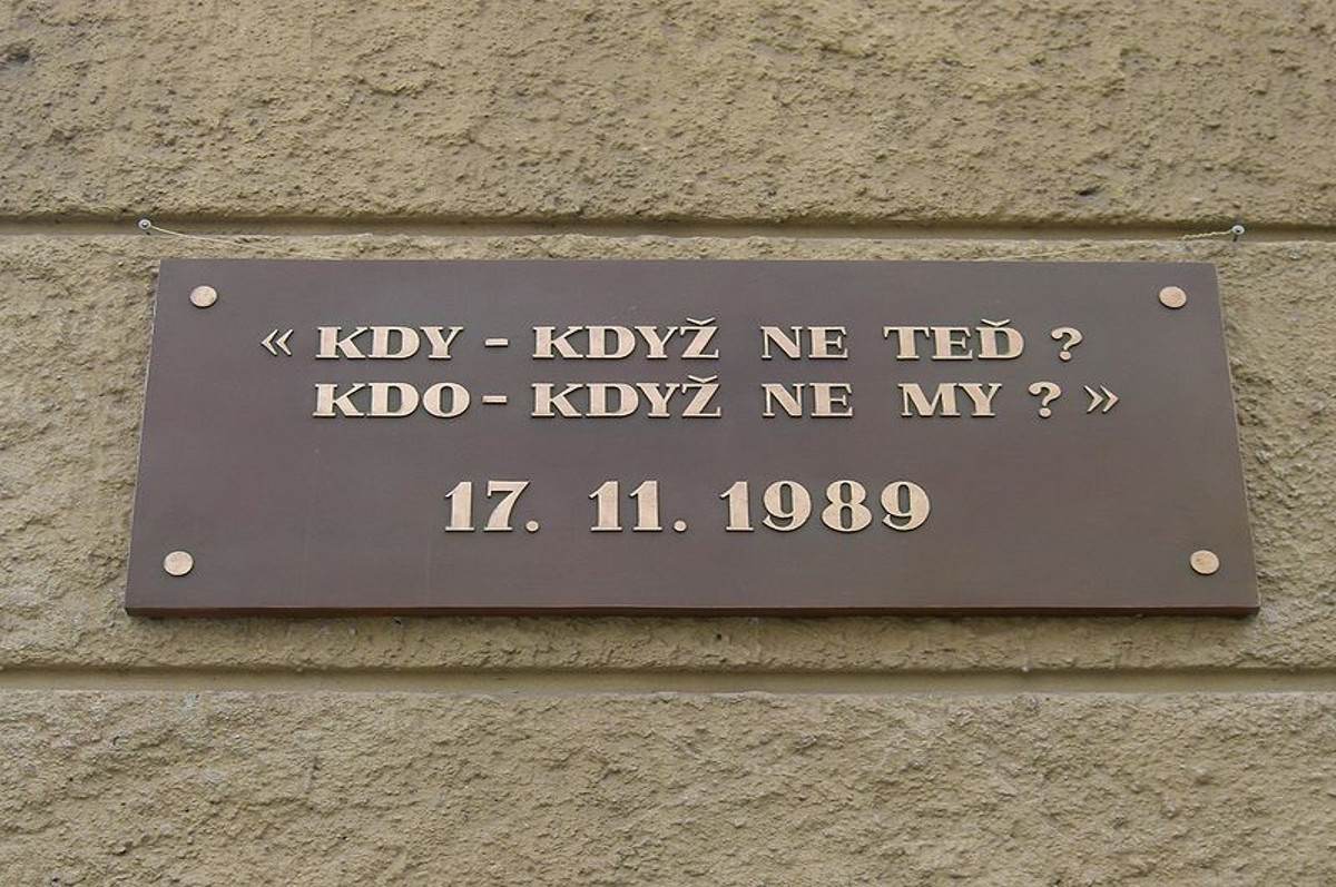 Co jsme dělali dne 17. listopadu, aneb příběhy hrabovských občanů