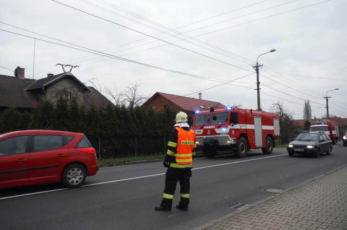 Fotky: Požár nízké budovy – 15.12.