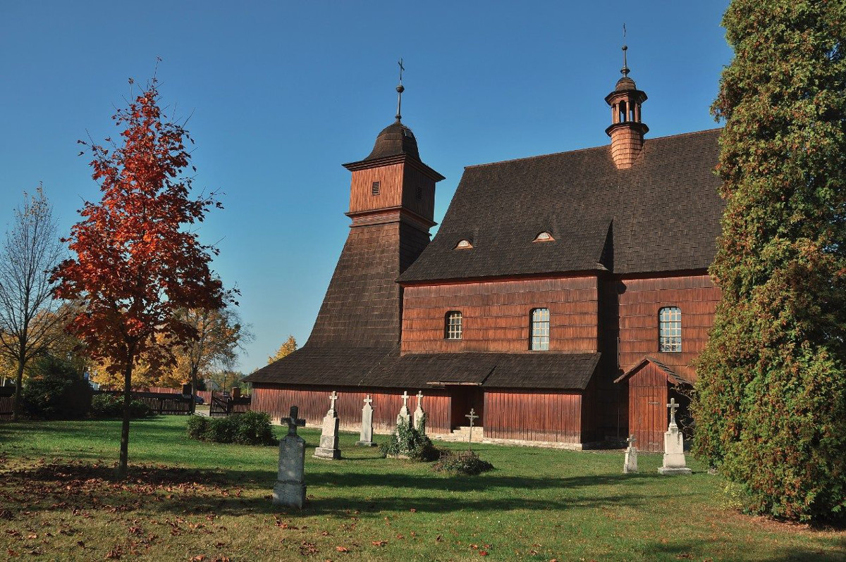 Dřevěný kostel v Ostravě-Hrabové se znovu stává cílem turistů. Kromě lidí z okolí tam míří i velké zájezdy