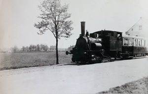 Parní tramvaj na Závodní ulici nedaleko křižovatky s Hasičskou ulicí, okolo roku 1932. Foto: Archiv Vítkovice, a. s.