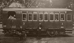 Parní komárek zachycen na snímku ve Vítkovicích, okolo 1930. Foto: Archiv Vítkovice, a. s.