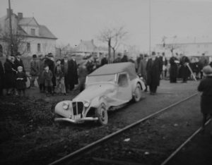 Osobní automobil po srážce s tramvají, 18. listopadu 1936. Foto: Archiv Vítkovice, a. s.