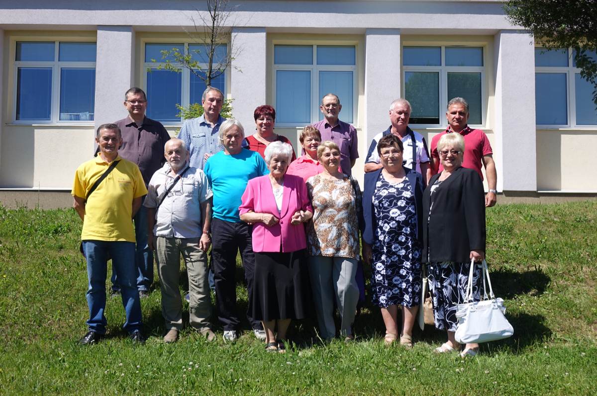 Absolventi navštívili po padesáti letech naši školu