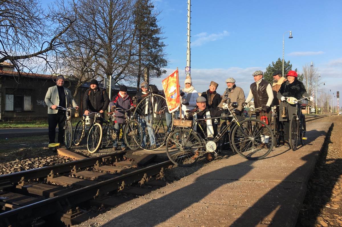 Betlémské světlo přivezli v prosinci do Hrabové velocipedisté