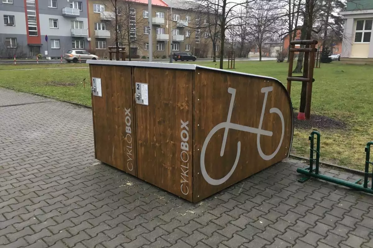 (FOTO) Škola má dva nové cykloboxy