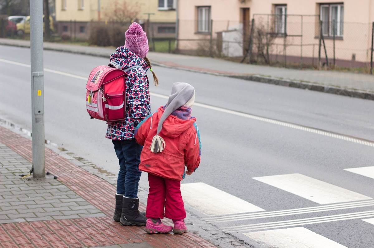 Auto dnes zavadilo o ženu na přechodu před školou