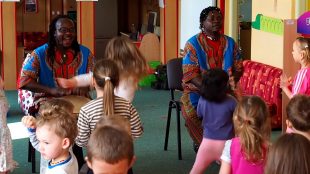 (VIDEO) Bubnování s Afričany v MŠ Klubíčko