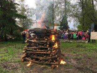 (FOTO) I přes špatné počasí se akce Pálení čarodějnic zdařila