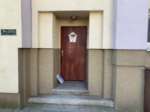 Bývalý byt školníka vedle tělocvičen základní školy v Ostravě-Hrabové