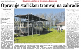 Právo: Opravuje stařičkou tramvaj na zahradě