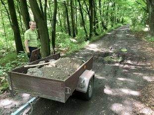 (FOTO) Členové Klubu přátel Pilíků opět zasypávali nerovnosti