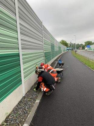 (FOTO) Společnost Strabag udržuje okolí “nové” Mostní ulice v kondici