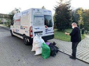 Zhruba každých čtrnáct dnů sváží zaměstnanci darované věci