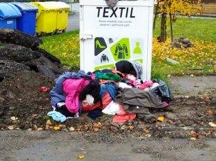 Kontejnery na textil se jen tak rušit v Hrabové nebudou