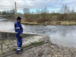 (FOTO) Povodí Odry odstraňuje v korytě řeky Ostravice obří nános i vrbinu