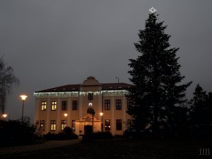 (FOTO) Rozsvícení vánočního stromu se v Hrabové muselo obejít bez oficiálního programu