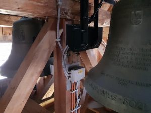 Nové zvony odlila zvonařská dílna Josefa Kadlece v Halenkově. Větší Svatý František váží 349 kg a má tón b1, menší Svatá Klára váží 221,5 kg a její tón je des2.