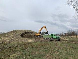 (FOTO) Bude hlína pro školku nakonec zdarma?