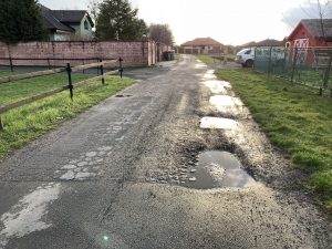 Tyto výtluky na ulici Bělská byly loni opravovány, letos je tam problém zpět