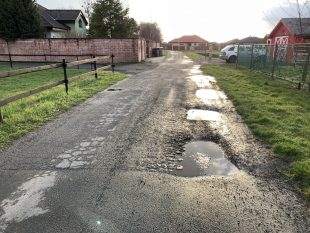 (FOTO) Žalostný stav komunikací v Hrabové, aneb šetříme na nesprávných místech