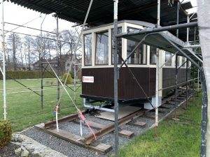 Historickou tramvaj dočasně zdobí nová cedule