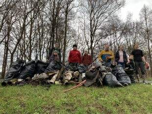 (FOTO) Za čistší Hrabovou, aneb úklid u řeky Ostravice