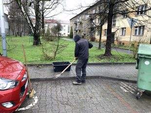 (FOTO) Technické služby Hrabové začaly s jarním úklidem Šídlovce