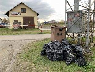 (FOTO) Dobrovolníci uklidili okolí mostu mezi Hrabovou a Vratimovem