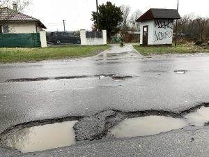 Nebezpečný stav ulice U Řeky, není zde ani osvětlení!