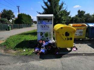 Pomůže konečně úřad s řešením problému s kontejnérem na textil?