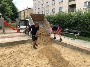 (FOTO) Pokračuje úklid chodníků/cest a byl doplněn písek do pískovišť v Hrabové