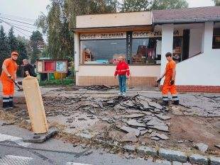 Zelená Hrabová: Chodník u Hrušky