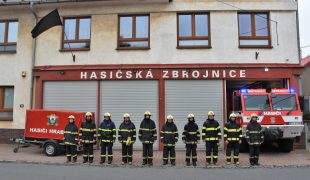 (FOTO) Černá vlajka a minuta ticha. Naši hasiči uctili tragickou smrt kolegů