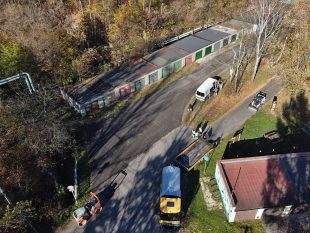 (FOTO) Oprava cesty u garáží na Šídlovci