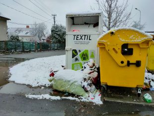 Zelená Hrabová: Hromada odpadků u kontejnerů