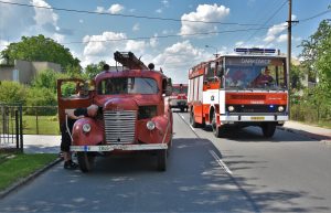 Průvod doprovázela i historická hasičská vozidla