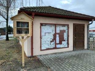 (FOTO) Snížili jsme výšku knihobudky a přidali “čudlík” pro snazší otevírání