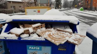 (FOTO) Šídlovec: Stavební odpad zaplavil běžné kontejnery