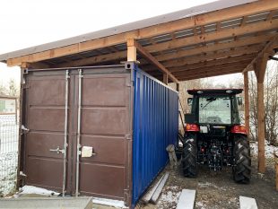 (FOTO) Technické služby Hrabová obdržely pod stromeček nový komunální traktor