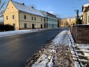 (FOTO) Zimní údržba chodníků a cest v Ostravě-Hrabové