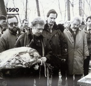 Václav Havel při pokládání kytice na hrob Jaromíra Šavrdy
