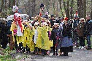 (FOTO) Vynášení Moreny a vítání jara