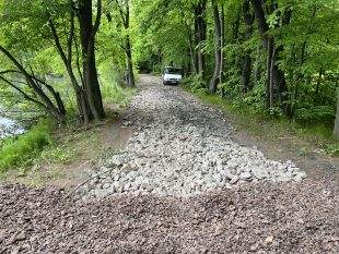 (FOTO) DIAMO opravilo cestu k Pilíkům již téměř až k pozemku Hrabové