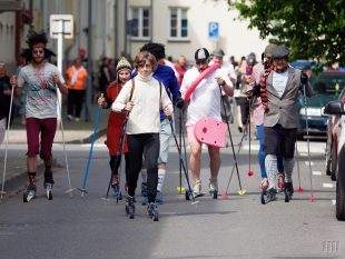 (VIDEO) O hůlku Václava Vrbaty a Bohumila Hanče, aneb recesistický závod na běžkách