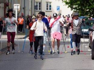 (VIDEO) O hůlku Václava Vrbaty a Bohumila Hanče, aneb recesistický závod na běžkách