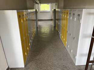 (FOTO) Hrabová: V šatně základní školy čekají na žáky nové skříňky