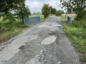 Současný stav loni opravované cesty K Nadjezdu | FOTO: Radomír Orkáč