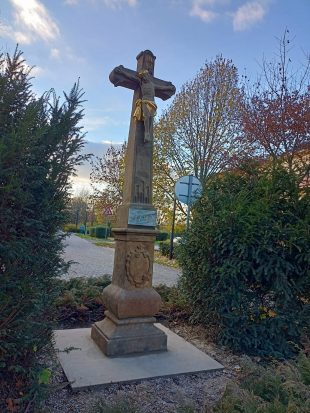 (FOTO) Zelená Hrabová: Kříž u kostela sv. Kateřiny v Ostravě-Hrabové konečně v novém a důstojném hávu