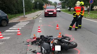 TV Polar: Kolize motorky a auta v Ostravě-Hrabové, motorkář se zranil, policie hledá svědky