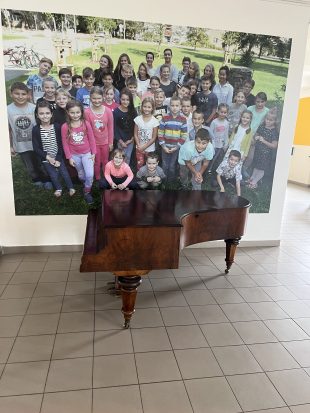 (FOTO) Hrabová: Škola získala darem přes sto let staré klavírní křídlo